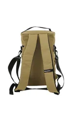 Mochila cilíndrica color beige/camel, con tres compartimentos apilados cerrados con cremallera negra. Presenta el logo "Discovery" bordado en la parte superior y el mismo texto repetido tres veces en la parte inferior. Incluye asa superior y correa ajustable para llevar al hombro.