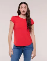 Remera de modal marca Cupio, color verde, de diseño clásico con cuello redondo a la base y mangas cortas.