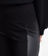 Pantalón legging negro de punto roma con cintura elástica y detalle lateral en cirre.