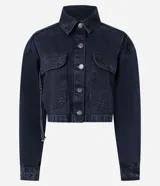 Campera corta de jean azul oscuro con cuello clásico, cierre frontal con botones metálicos, dos bolsillos con solapa en el pecho, mangas largas con puños abotonados y cordones ajustables en los laterales.