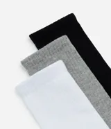 Kit de tres pares de medias deportivas de caña larga, confeccionadas en tejido de algodón suave y resistente.
