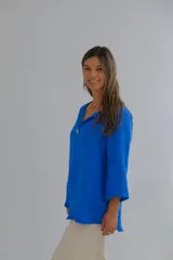 Blusa azul francia de lino, con escote en V y mangas 3/4.