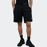 Short deportivo Umbro Cuts, color negro, con cintura elástica y cordón ajustable. Incluye bolsillos laterales y logo de Umbro bordado en la pierna izquierda.