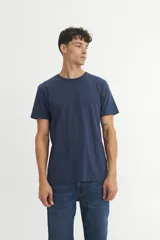 Remera básica color blanco de corte clásico y mangas cortas.