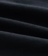Pantalón chino de corte recto confeccionado en sarga de algodón con un toque de elastano. Presenta cierre frontal con botón y cremallera, bolsillos laterales funcionales y bolsillos traseros. Diseño de estilo sastrero versátil para looks casuales o formales.