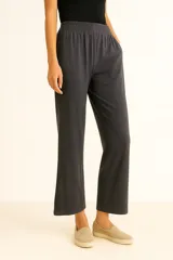 Pantalon de corte holgado y tiro medio, confeccionado en tejido de algodón, con cintura elástica y diseño de pierna recta.