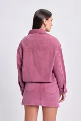Campera de jean lavada color rosa, corte bomber con cuello clásico, cierre frontal con botones metálicos, mangas largas con puños abotonados, bolsillos frontales con solapa y cintura elastizada.