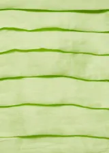 Top corto tipo palabra de honor en color verde lima, con diseño entallado, espalda con panel nido de abeja y detalle drapeado en los laterales. Cuenta con cierre de cremallera en la parte posterior y forro interior.