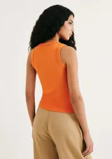 Musculosa rosada de tejido acanalado, con cuello redondo y diseño ajustado al cuerpo.