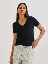 Camiseta marrón de manga corta con cuello en V.