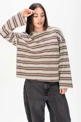 Sweater de punto fino con diseño de rayas horizontales en tonos marrón y blanco, de manga larga y corte holgado con hombros caídos.