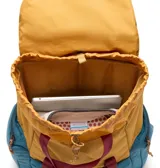 Mochila Columbia de 28 litros con diseño bicolor en mostaza y azul. Cuenta con compartimento para computadora portátil de hasta 15 pulgadas, espalda acolchada, bolsillo frontal para accesorios y dos bolsillos laterales con cierre.