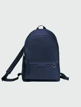 Mochila Longchamp modelo Le Pliage Néo, confeccionada en nylon azul con detalles en cuero al tono.