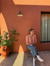 Falda midi de jean celeste con corte recto y abertura frontal.