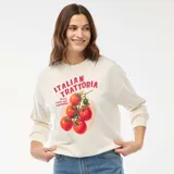 Buzo de cuello redondo en color blanco crudo, confeccionado en felpa ligera. Presenta un estampado frontal con la leyenda 'Italian Trattoria' y una ilustración de tomates en rama.
