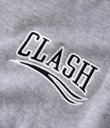 Buzo abierto con cierre frontal, confeccionado en tejido fleece color gris. Presenta capucha con borde de piel sintética, mangas largas con puños elásticos y bordado con lettering 'Clash' en el pecho.