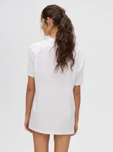 Remera verde agua con cuello redondo y manga corta, con un pequeño estampado de una estrella en el pecho. Corte holgado y cuadrado.