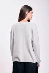 Sweater gris claro de tejido de punto con escote en V y corte holgado.