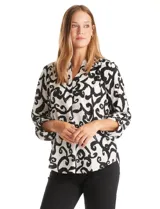 Blusa de gasa estampada en blanco y negro con diseño abstracto. Cuello a la base, escote en V y mangas largas regulables con presilla y botón.