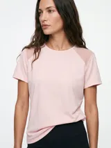 Remera deportiva negra de manga corta, con detalles de tela en malla transparente en los hombros.