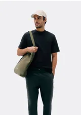 Camiseta celeste de manga corta con cuello redondo y bolsillo en el pecho.