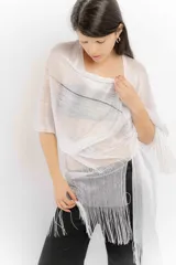 Ruana abierta de tejido lurex plateado con acabado brillante, diseño ligero y terminaciones con flecos en los bordes.