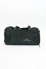Bolso tipo duffel negro con asas de mano y cierre superior.