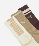 Kit de tres pares de medias largas Puma de algodón con textura acanalada, incluye un par en color tostado, un par en blanco y un par en bordó, todas con el logo de la marca bordado y franjas horizontales en la parte superior.