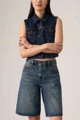 Short de jean estilo bermuda, tiro medio y corte holgado con efecto deslavado.