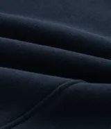 Pantalón de corte barrel en color bordó, confeccionado en tejido de algodón con felpa. Presenta cintura elástica, bolsillos laterales y pinzas en la zona de la rodilla que aportan volumen a la prenda.