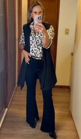 Chaleco vestido color rosado, de corte recto, sin mangas, con cuello tipo blazer y lazo para atar en la cintura.