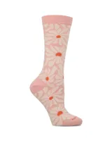 Medias de largo medio con estampado floral en tonos rosados y crema, con centro de flores en color naranja.