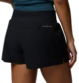 Short deportivo negro de mujer Columbia, modelo Stealth Spring Short con tecnología Omni-Wick, cintura cómoda y slip elástico integrado. Cuenta con bolsillos para las manos y un bolsillo de seguridad con cremallera.