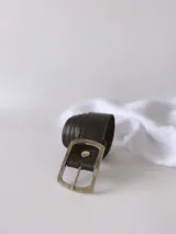 Cinto de cuero negro con hebilla rectangular plateada.