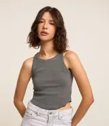 Musculosa de ribana gris con efecto lavado, cuello redondo y diseño de bajo asimétrico.