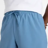 Short deportivo New Balance color celeste, con cintura elástica ajustable con cordón, bolsillos laterales y logo reflectante.