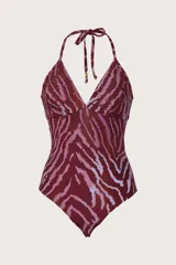 Malla enteriza con diseño de escote triangular y tirantes ajustables al cuello. Presenta un estampado animal print tipo cebra en tonos bordó y rosado, decorada con pequeñas tachas metálicas en la parte superior.