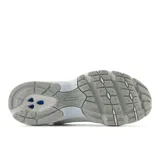 Championes New Balance 530 color blanco con detalles en celeste y gris. Capellada de malla y cuero sintético con logo "N" en los laterales.