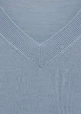 Chaleco de lana 100% en color celeste con cuello en V, de diseño clásico y versátil.