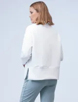 Buzo de jersey color lila con cuello alto y tajos laterales.