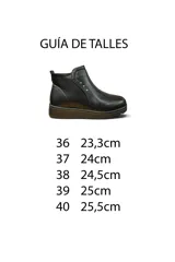 Bota corta de cuero sintético color negro, con suela track y detalles de strass en la costura lateral.