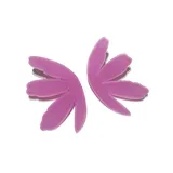 Par de aros con forma de flor de acrílico color lila.