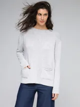 Sweater gris de tejido de punto con cuello redondo y bolsillos frontales.