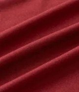 Remera deportiva de hombre en color rojo oscuro, con mangas cortas, cuello redondo y detalle de líneas negras en la manga. Confeccionada en poliéster con tecnología dry fit.