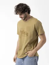 Remera color tostado con estampa frontal de montañas y mapas topográficos, manga corta y cuello redondo.