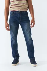 Pantalón de jean azul oscuro, corte recto, tiro medio, con logo bordado y presillas para cinturón.