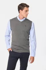 Chaleco tejido de hilo de algodón en color azul marino, con cuello en V y diseño clásico.
