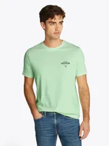 Remera de cuello redondo Tommy Hilfiger, confeccionada en algodón, con corte regular y logo de la marca estampado en el pecho.
