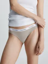 Bombacha clásica Calvin Klein color beige, de algodón elástico con cobertura trasera moderada, talle medio y cintura elástica con logo.