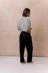Pantalón gris melange de calce relajado y pierna amplia, con cintura elastizada y cordón regulable. Cuenta con bolsillos laterales y tejido de tacto suave.